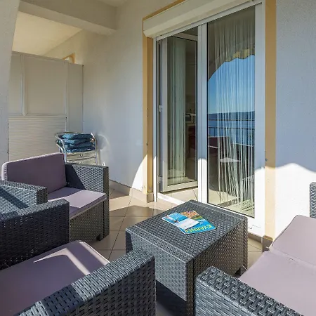 Herrliches In Atemberaubender Lage Nur 80 Meter Zum Mit Pool Crikvenica