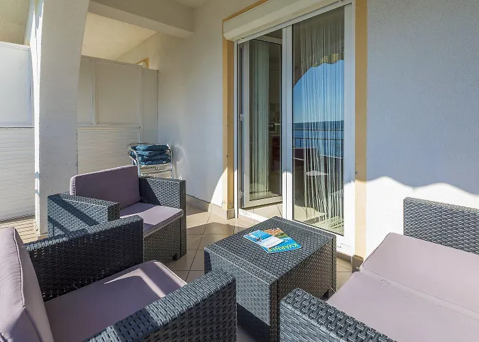Herrliches In Atemberaubender Lage Nur 80 Meter Zum Mit Pool Crikvenica