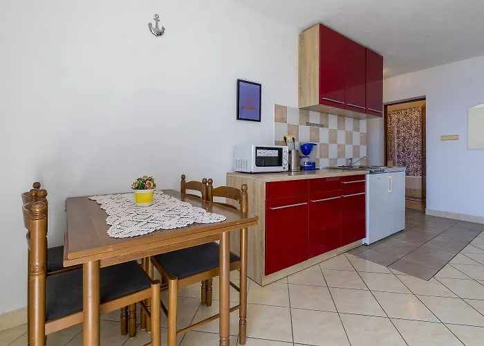Herrliches In Atemberaubender Lage Nur 80 Meter Zum Mit Pool Crikvenica
